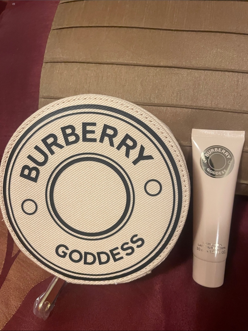 Burberry Beige jewelry box with lotion